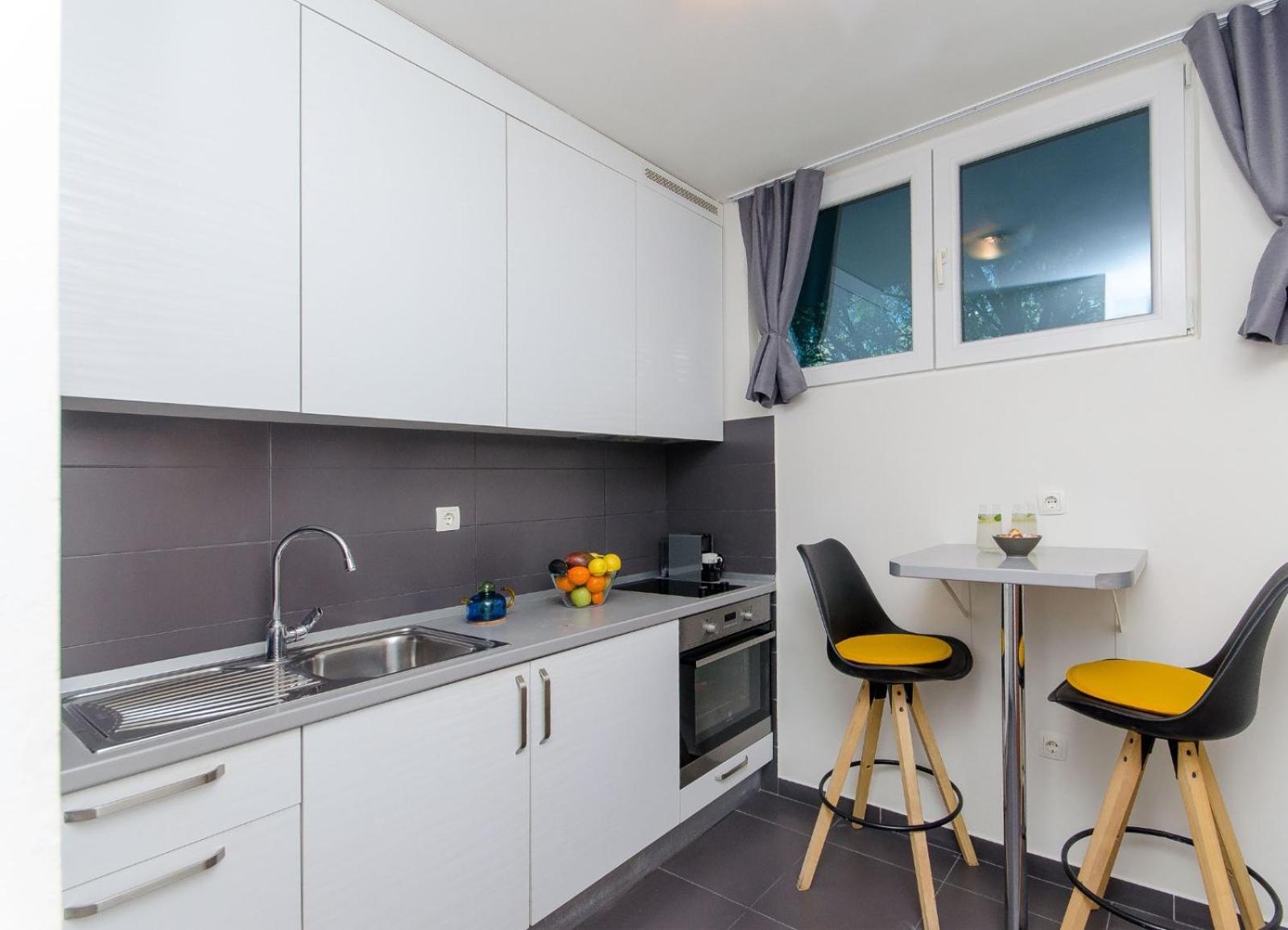 Side By Side Apartments Split Eksteriør billede